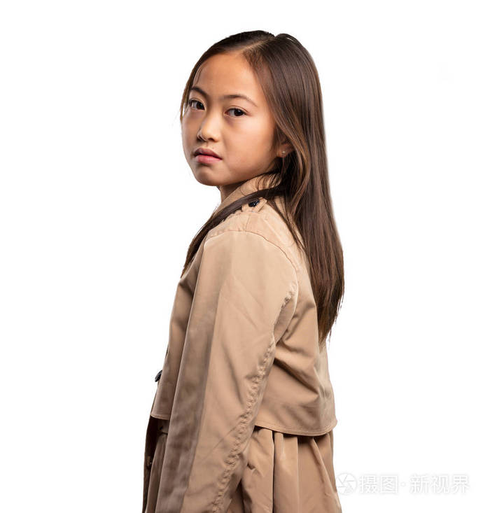 穿米色战衣的中国小女孩站在白色背景下