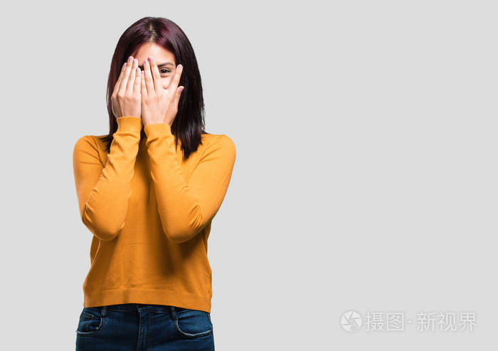 年轻漂亮的女人感到担心和害怕看着和遮住脸的恐惧和焦虑的概念