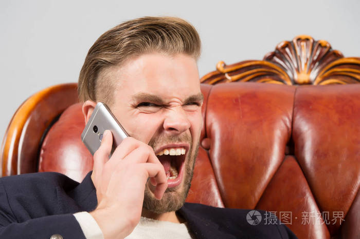 移动呼叫连接.帅哥漂亮的办公室工作人员说手机