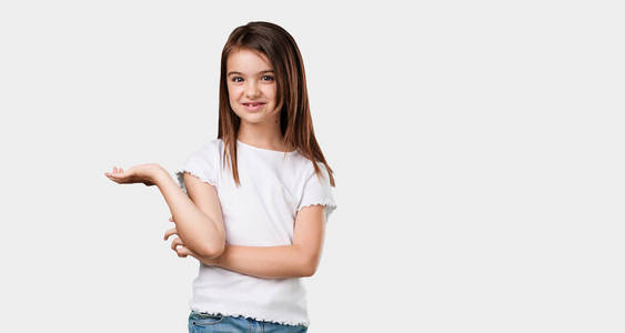 可爱的小女孩伸手拿东西图片