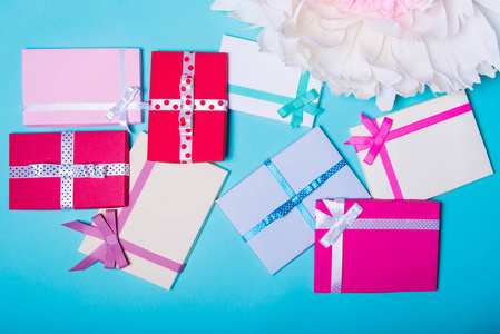 手拿工艺纸礼品盒，作为圣诞礼物，新年情人节或周年纪念日，蓝色背景顶部视图
