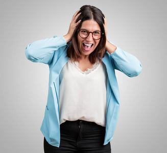 中年妇女沮丧绝望,愤怒和悲伤,双手抱头照片