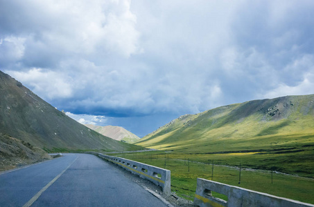 中国青海祁连附近草地和山脉旁的道路