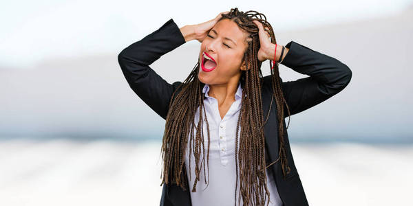 滑稽的疯子表达自由和狂野中年妇女疯狂而绝望地尖叫失控,滑稽的疯子