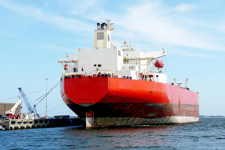 船油槽船和石化石油行业炼油厂与 b石油钻井平台附近的浮式生产储油船