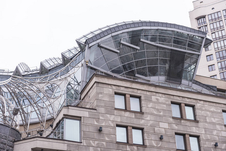 老办公楼住宅或办公楼不寻常的屋顶照片