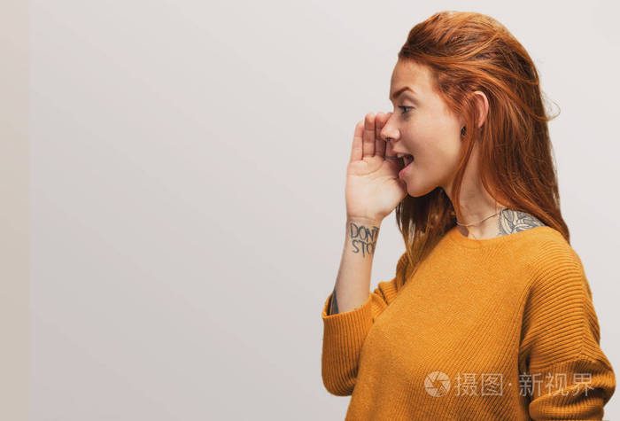 一个红头发的漂亮女孩在一旁大声喊叫