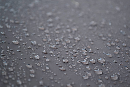 水滴在灰色织物上,这是一种防水(疏水防水)纺织品.