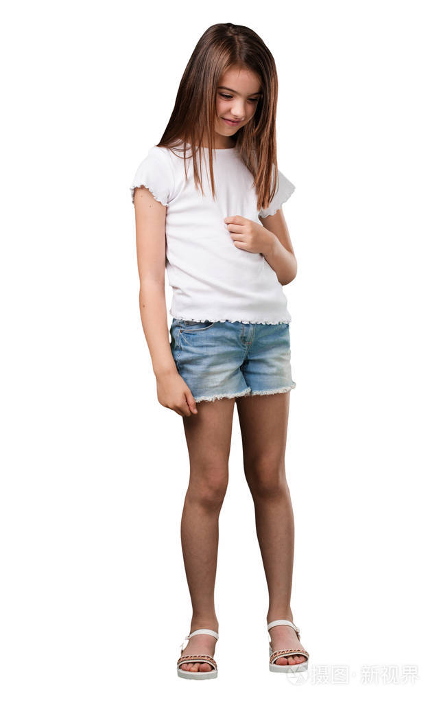 充满活力的小女孩笑着玩,轻松愉快,自信成功