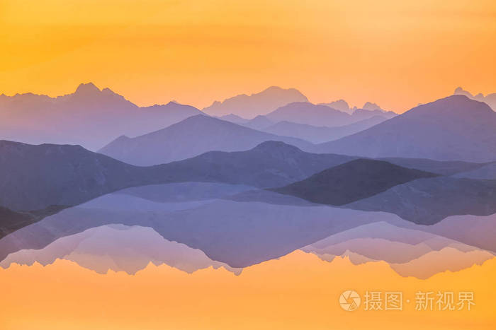 日出时山脉的彩色抽象双曝光。 带有颜色梯度的极简主义风景。 斯洛伐克欧洲的塔特拉山。