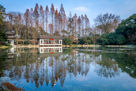 池塘边的中国传统房子