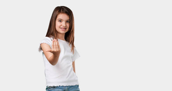 丰满的身体小女孩邀请来自信和微笑，做一个手势，用手积极和友好