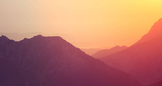 一幅美丽多彩的日出景象，以紫色的色调出现在群山中。 塔特拉山上抽象的极简主义景观。 颜色渐变。 斯洛伐克欧洲的塔特拉山。
