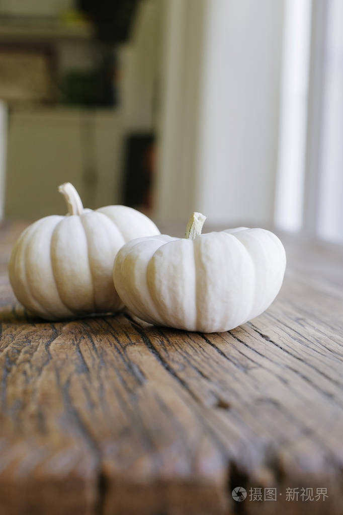 木桌上的白色小南瓜