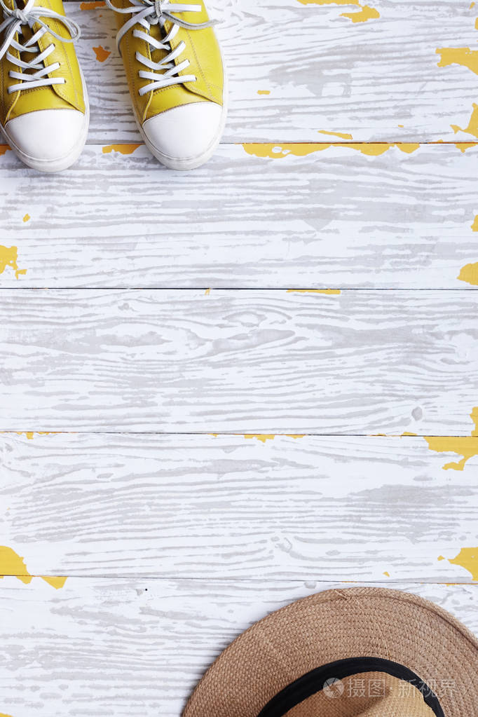 白色背景上的黄色鞋子和夏季帽子