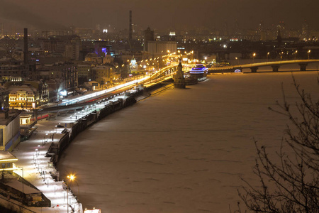 雪覆盖的夜景，城市和河流。 乌克兰基辅。