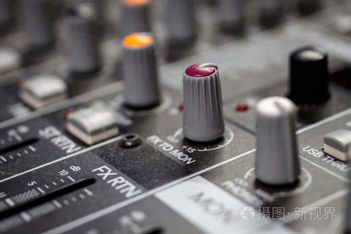 红色音频FX发送到监控控制旋钮上的专业声音混合控制台桌子