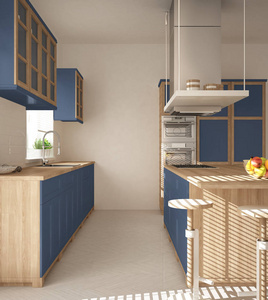 现代木制和蓝色厨房，有岛凳和窗户，镶板人字形地板建筑，极简主义室内设计