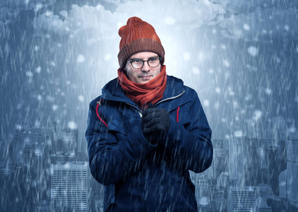 寒冷天气的男孩冻结与城市概念图片