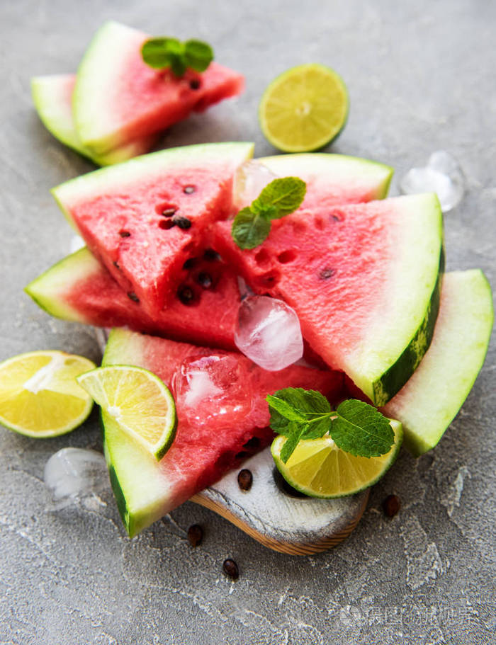 有柠檬和冰块的西瓜