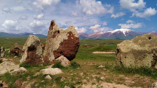 高加索山脉的亚美尼亚文物科兰日，一个古老的天文台石头在圆圈自然历史蓝天绿草云
