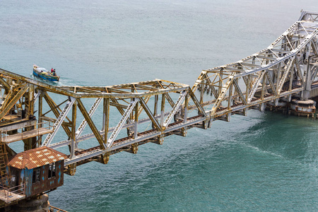 帕姆班桥是一座铁路桥，连接帕姆班岛上的拉米斯瓦拉姆镇和印度大陆。 英迪拉甘地桥