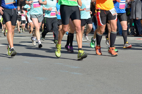 马拉松赛跑许多跑步者步行参加公路赛车运动比赛健身和健康的生活方式概念
