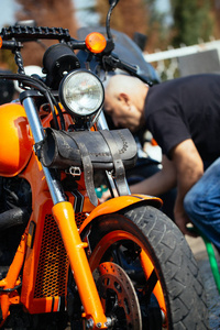 成年和有经验的摩托车清洁和清洗