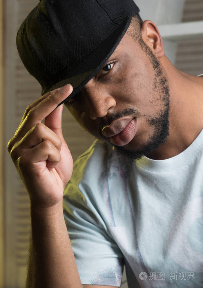 黑人男子戴说唱帽看起来很帅男人在平静的脸上带着感性的大嘴唇闭上人