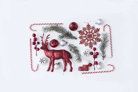 红色圣诞装饰品，白色背景的鹿