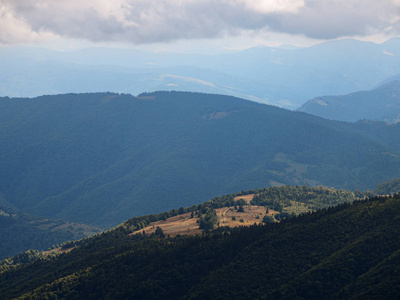 绿林下的卡尔帕坦山村