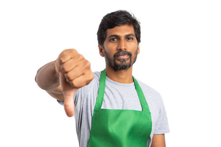 被超市或超市印度员工用拇指朝下的不喜欢的手势反对孤立于白色的概念