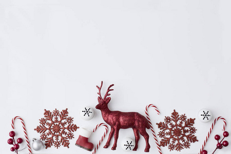 白色背景下有鹿的圣诞红色装饰品