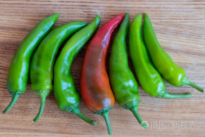 砧板上的红辣椒和青辣椒