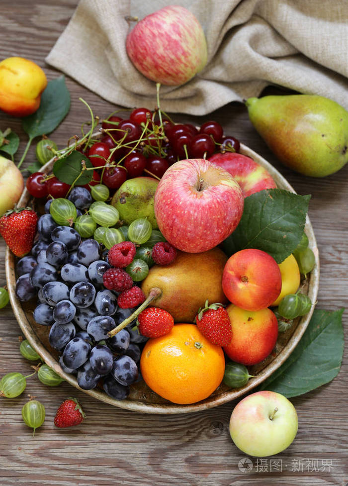 木制桌子上不同的浆果和水果