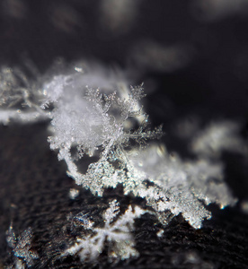 黑色背景下的雪花白色水晶星