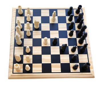 在白色背景下用不同的棋子下棋