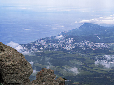 克里米亚山脉绿色森林和村庄