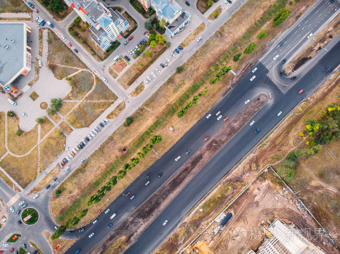 城市交通城市道路沥青路面的空中俯视观