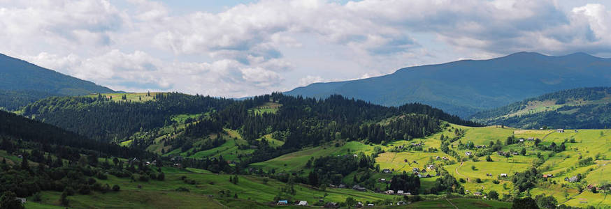 卡尔帕坦山脉村庄的全景