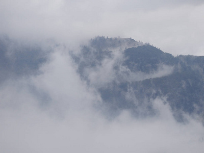 卡帕坦山脉村庄的雾