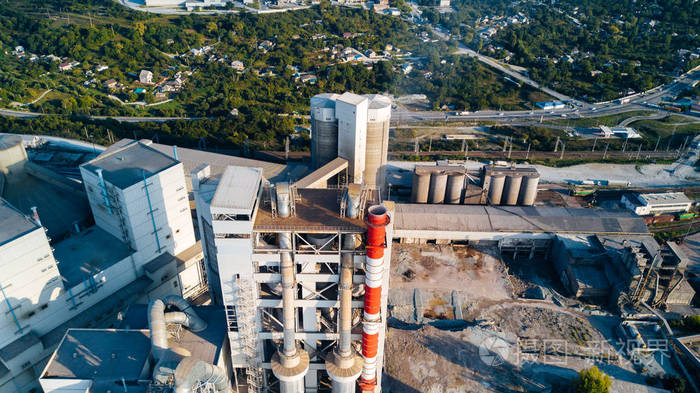 水泥生产厂鸟瞰图.工厂,钢管,巨人的建筑概念