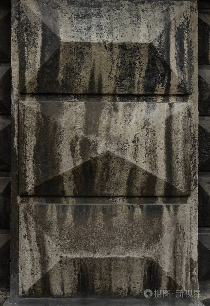 在混凝土墙上浮雕.在深色