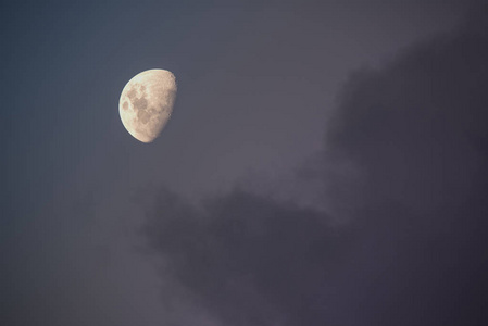 天空背景上的抽象满月