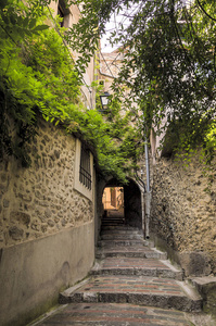 中世纪普罗旺斯村的小巷子，法国里维埃拉的罗克布吕纳船长马丁
