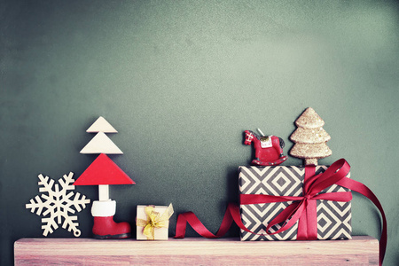 木架上的圣诞礼物和古董装饰品的特写