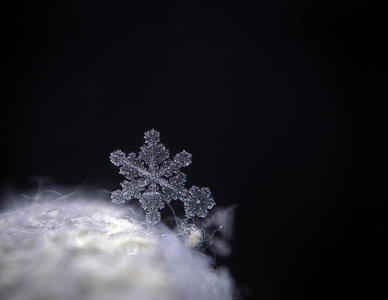 雪花般晶莹透明，铺在黑暗处