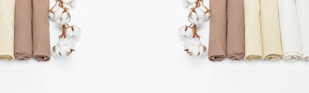 一支棉花五颜六色的干净毛巾与一支棉花在白色背景顶部视图与复制空间