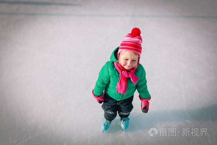小女孩在冬天学会滑冰