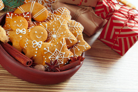 用姜饼装饰的冷杉树枝的圣诞节背景。